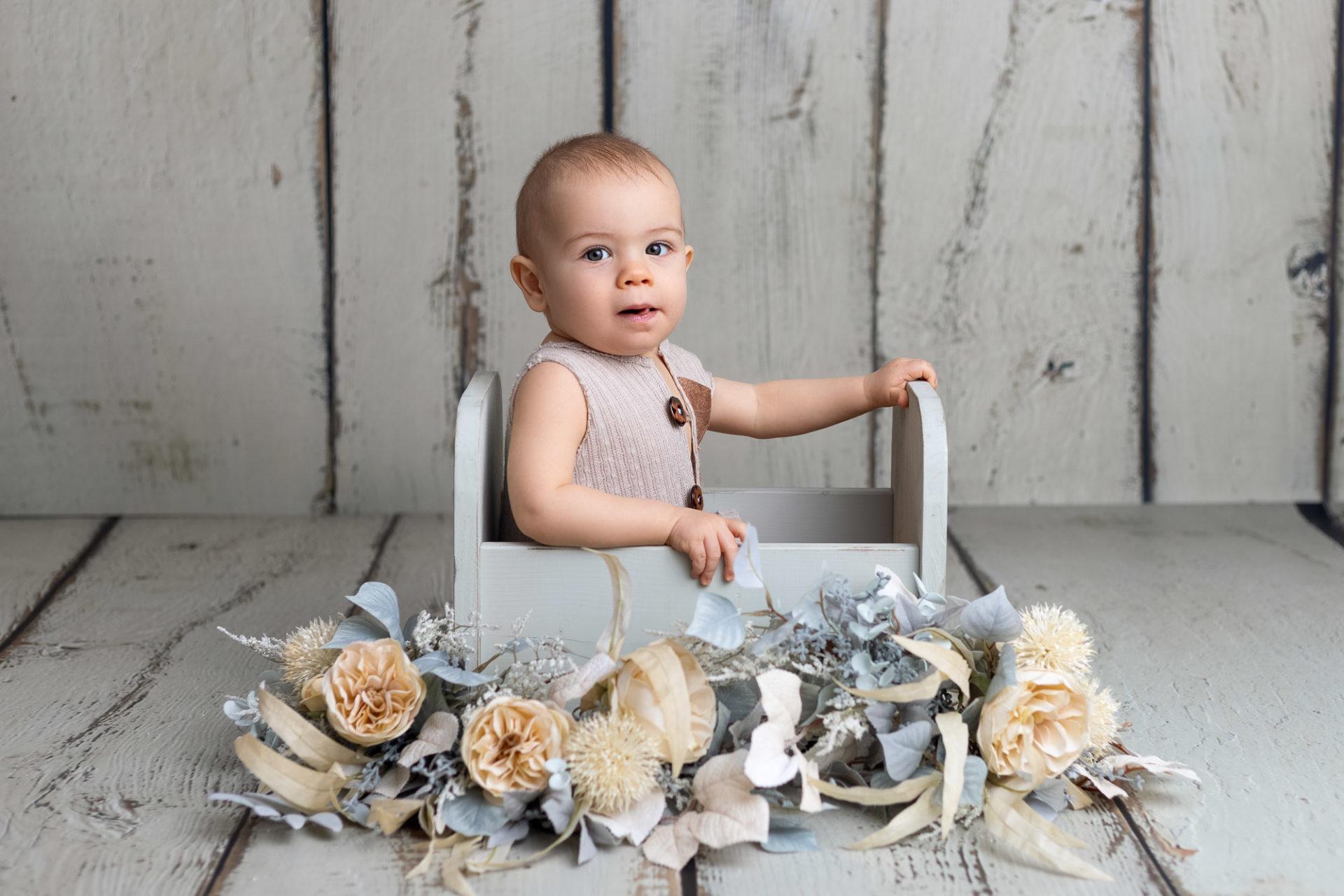 photographe bébé dans des fleurs - île-de-France