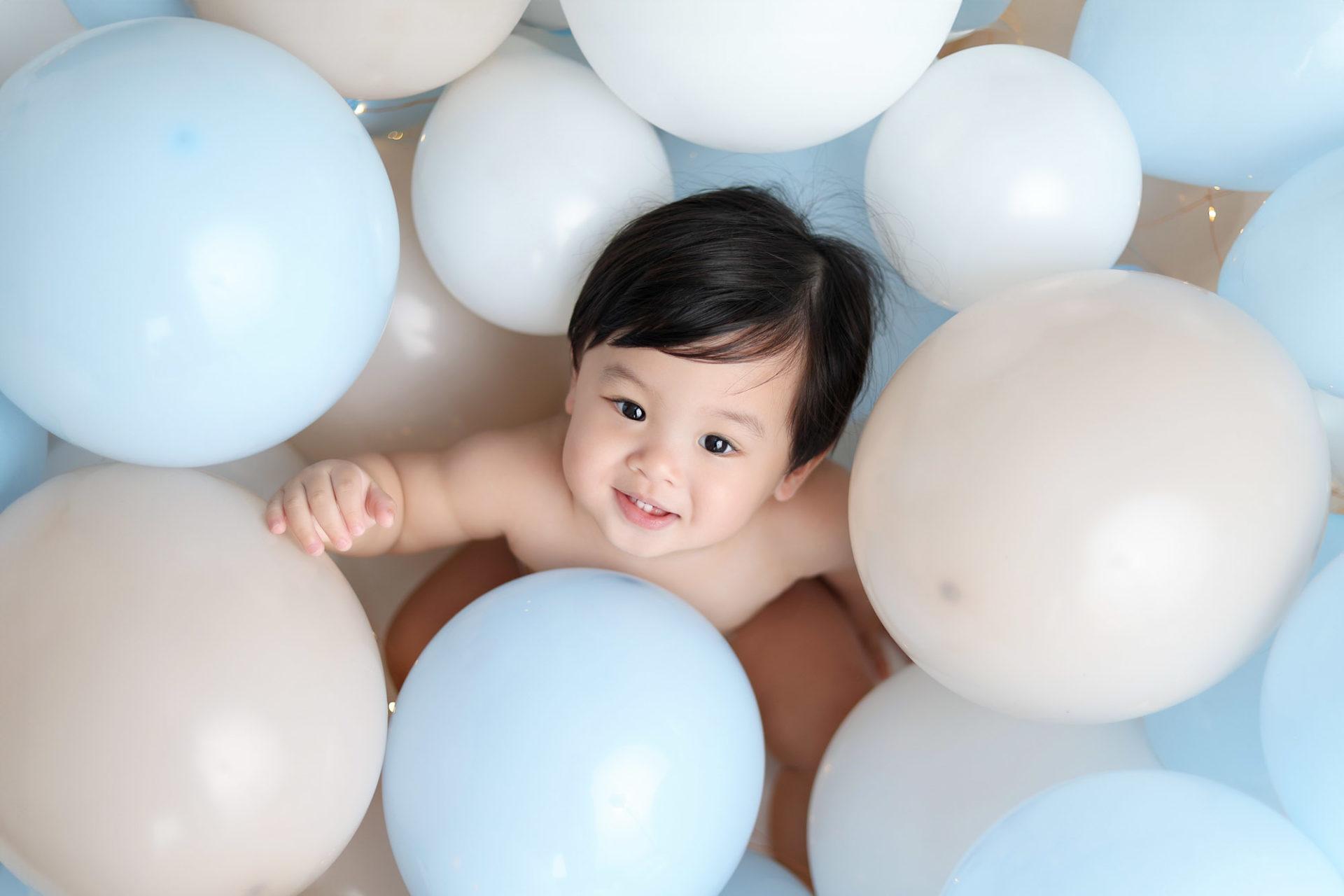 photographe bébé smash cake ballons - neuilly-sur-marne