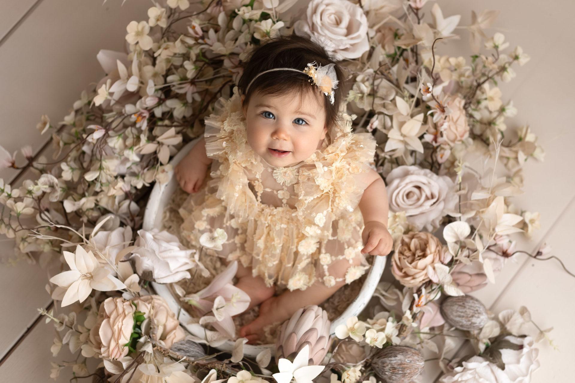 photographe bébé dans des fleurs - neuilly-sur-marne