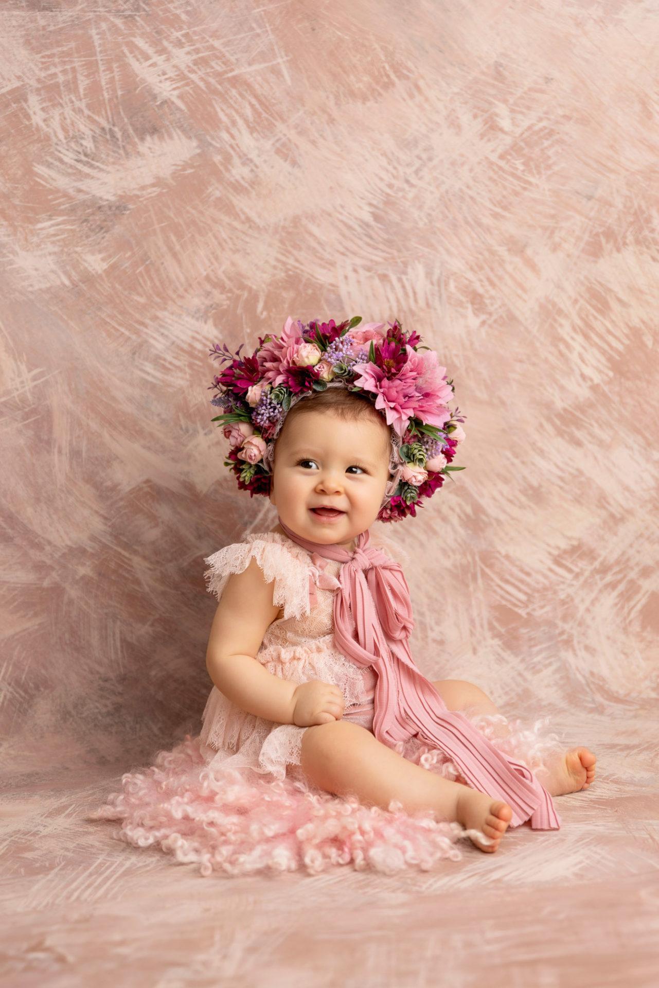 photographe bébé avec bonnet fleurs dans un décor - studio neuilly-sur-marne